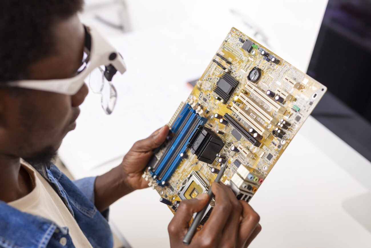 Linus Torvalds Orders a Massacre of 90s Hardware in New Kernel Update 